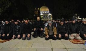 آلاف المصلين يؤدون العشاء والتراويح في الأقصى 