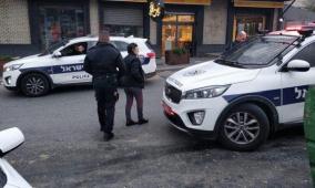 الاحتلال يسلم مقدسية قرارا إبعاد عن المسجد الأقصى ويعتقل شابين من باحاته