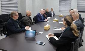 وزير الداخلية يبحث مع مدير منظمة "هالو ترست" التعاون في إزالة مخلفات الحروب