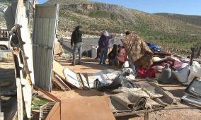 خاص| تهجير قسري لتجمع خربة يرزا.. اعتداءات المستوطنين تدفع 11 عائلة لمغادرة منازلها