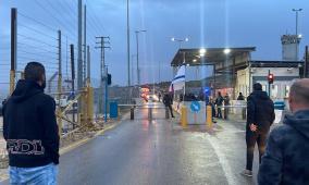 الاحتلال يصيب مواطنا بالرصاص ويعتدي على نجله عند حاجز بيت إكسا