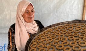 طقوس العيد لا تموت: نساء غزة يخبزن الكعك والمعمول بين خيام النازحين
