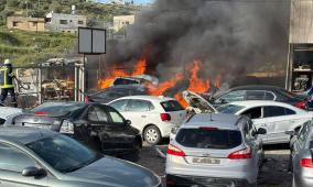 مستوطنون يحرقون مشطبا للمركبات في دير شرف وخيمة في المسعودية