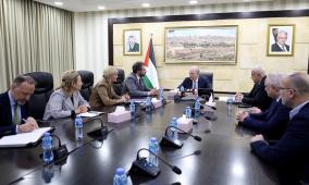 رئيس الوزراء يبحث مع وفد أوروبي دعم الجهود الفلسطينية وتعزيز العمل المشترك في الضفة وغزة