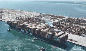 شحنة من الفولاذ العسكري في ميناء أبو قير في مصر بانتظار إعادة شحنها إلى شركات السلاح الإسرائيلية