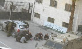 الخليل: قوات الاحتلال تعتقل وزير الأوقاف السابق وتحتجز صحفيا