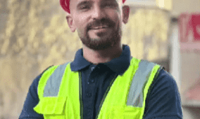 خاص| بمبادرة فردية.. شاب من الخليل يرمّم حفر الشوارع على نفقته الخاصة