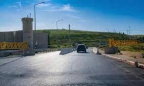 الاحتلال ينصب بوابة جديدة عند مدخل البيرة الشمالي