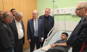 رئيس الوزراء يعود جرحى قرية المغير في المستشفى الاستشاري