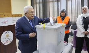 الرئيس عباس يدلي بصوته في الانتخابات المحلية بمدينة البيرة