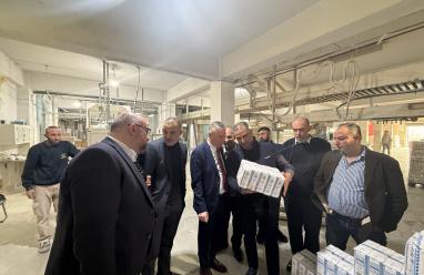 صور| وزير الصناعة يتفقد المنشآت الصناعية في قرى رام الله والبيرة 