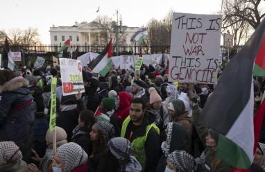 بينهم يهود.. احتجاجات أمام البيت الأبيض رفضا لاستمرار الحرب
