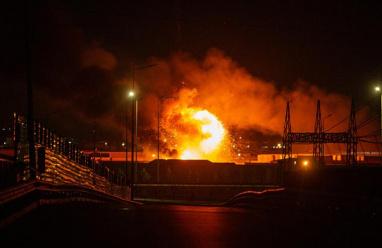 4 قتلى بغارة على منزل في بغداد وهجمات صاروخية على السفارة الأميركية