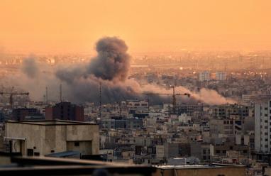 الحرب في يومها الـ25: هجمات متبادلة وغارات مكثفة في عمق طهران