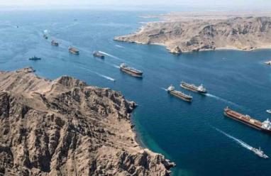 إيران تعلن إغلاق مضيق هرمز وتتهم واشنطن بالقرصنة البحرية