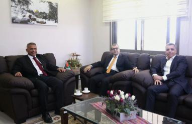 سمحان يبحث مع جهاز الإحصاء ووزارة المالية والتخطيط تعزيز التعاون في القضايا المشتركة