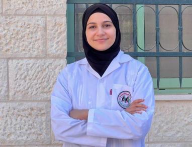 خريجة كلية الصيدلة من الجامعة العربية الأمريكية رزان سباعنة تجمع بين التفوق والبحث العلمي والطموح المهني