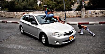 مستوطن يدهس طفلة ويصيبها بجروح جنوب الخليل