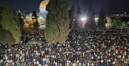 35 ألف مصل يؤدون صلاتي العشاء والتراويح في المسجد الأقصى