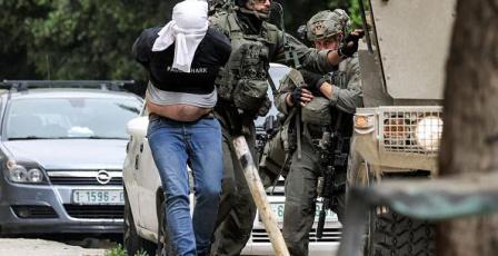 الاحتلال يعتقل شابا قرب الحرم الابراهيمي عقب الاعتداء عليه