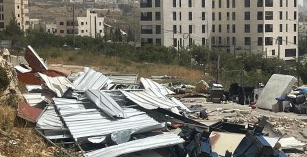 الاحتلال يهدم غرفتين سكنيتين ويردم بئري مياه ويعتقل شابا جنوب الخليل