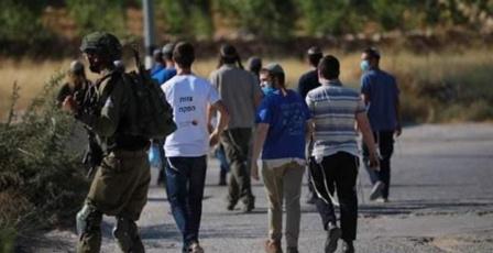 مستوطنون يهاجمون مركبات المواطنين شمال شرق رام الله