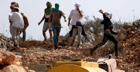 الاحتلال يعتقل مواطنا ومستوطنون يلاحقون المزارعين في مسافر يطا بالخليل