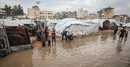 الأمطار الغزيرة تغرق خيام النازحين في قطاع غزة