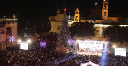 بالفيديو والصور| بيت لحم تُضيء شجرة الميلاد