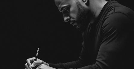 إيهاب غيث.. من كتابة الأغنية وإنتاجها إلى ريادة إخراجها بالذكاء الاصطناعي