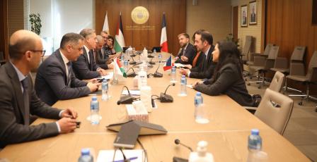 محافظ سلطة النقد يلتقي القنصل العام الفرنسي ويبحثان تطورات القطاع المالي والمصرفي