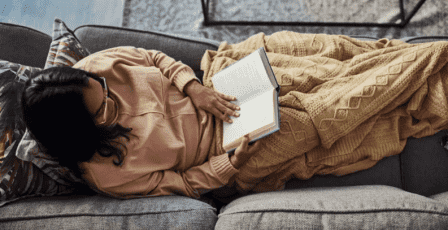 الراحة أولًا! 8 صفات تميّز من يفضّلون قضاء العطلات الأسبوعية بالمنزل