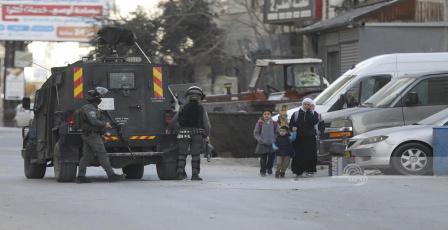 الاحتلال يواصل حصار وإغلاق حزما شمال شرق القدس لليوم الثاني