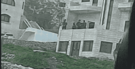 قوات الاحتلال تحوّل منزلا إلى ثكنة عسكرية في حزما شمال شرق القدس