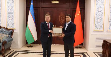 السفير عواد يلتقي سفير أوزبكستان لدى الصين ويبحثان سبل تعزيز العلاقات الثنائية