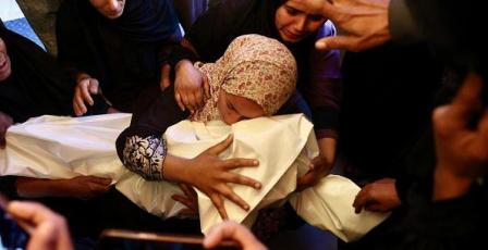 استشهاد شاب في خان يونس وارتفاع حصيلة العدوان إلى 71,800 شهيد