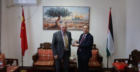 السفير عواد يلتقي سفير جمهورية سلوفاكيا لدى الصين ويضعه في صورة الأوضاع الفلسطينية