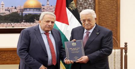 الرئيس يتسلم مسودة الدستور المؤقت لدولة فلسطين