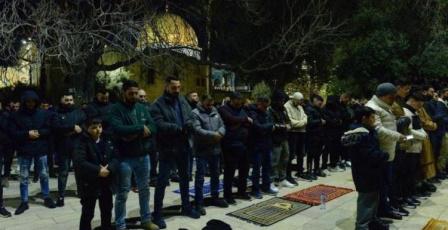 50 ألفا يؤدون صلاتي العشاء والتراويح في المسجد الأقصى
