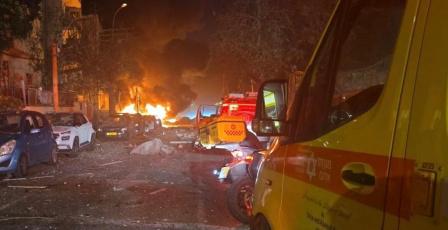 حرب وغارات على إيران ورشقات صاروخية تستهدف إسرائيل وقواعد أميركية بالخليج