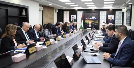 الحكومة توضح مصير رواتب الموظفين في فلسطين ضمن موازنة الطوارئ لعام 2026