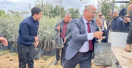 وزارة الزراعة توزع 3106 أشجار زيتون و36 خزان مياه على مزارعين في محافظة جنين
