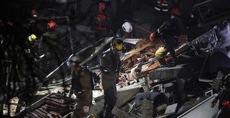 صاروخ إيراني يضرب مبنى في حيفا.. مصابون وبحث عن مفقودين تحت الأنقاض