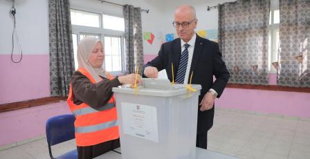 رئيس لجنة الانتخابات يعلن بدء الاقتراع ويدعو المواطنين للمشاركة