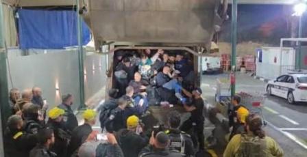 (حقوق العاملين) يطالب بمساءلة الجهات المسؤولة عن الانتهاكات التي يتعرض لها العمال أثناء تنقلهم أو خلال عملهم وتعزيز الرقابة على أماكن العمل