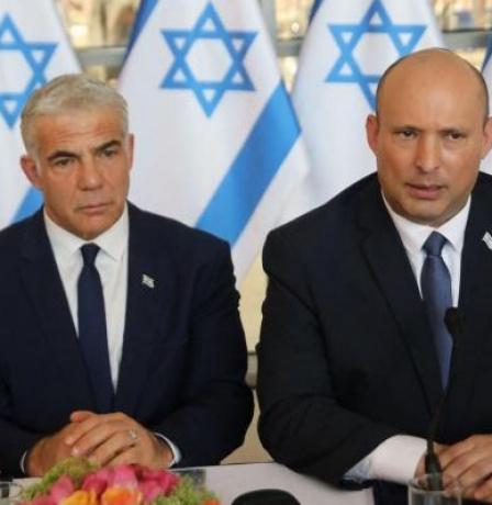 بينيت ولبيد يتّحدان بحزب واحد لخوض الانتخابات المقبلة معا