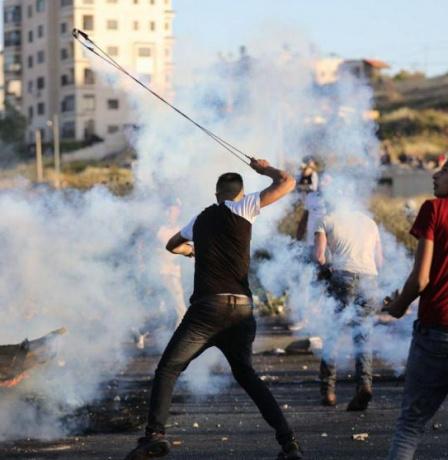 اندلاع مواجهات مع الاحتلال قرب حاجز قلنديا