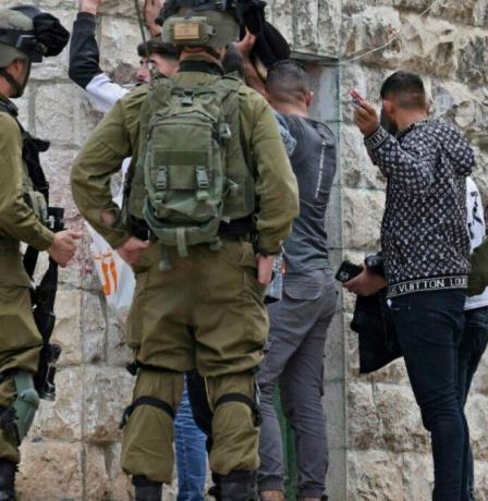 الاحتلال يعتقل 12 عاملاً قرب مستوطنة "عطروت" شمال القدس