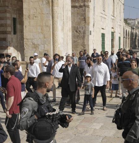 المتطرف بن غفير ومجموعة من المستعمرين يقتحمون المسجد الأقصى