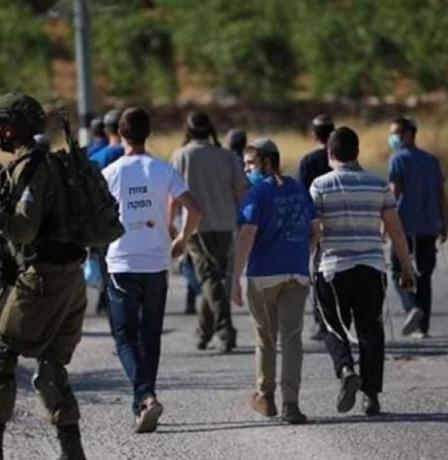 4 إصابات إحداها خطيرة في هجوم للمستوطنين على قرية مخماس